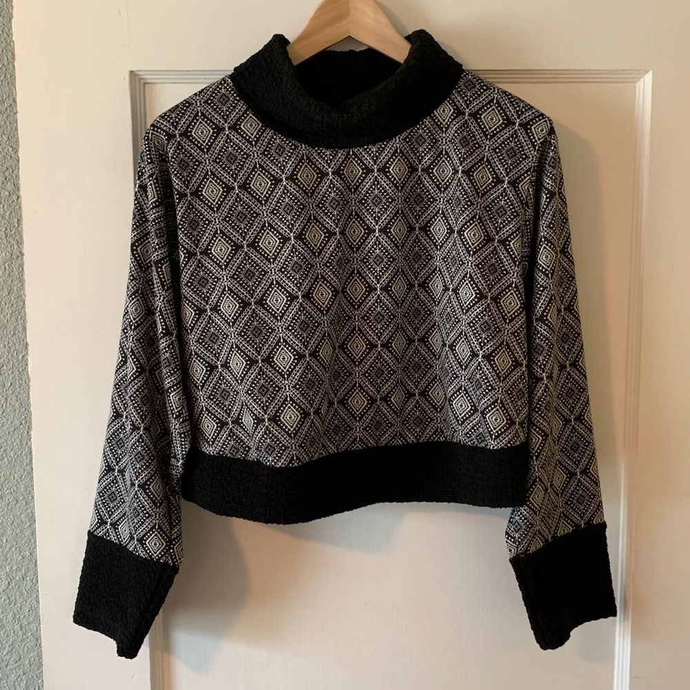 NWOT Studio SKB Cropped Sweater
